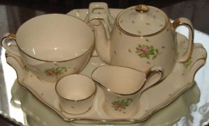 An example of the Royal Winton-sourced set.